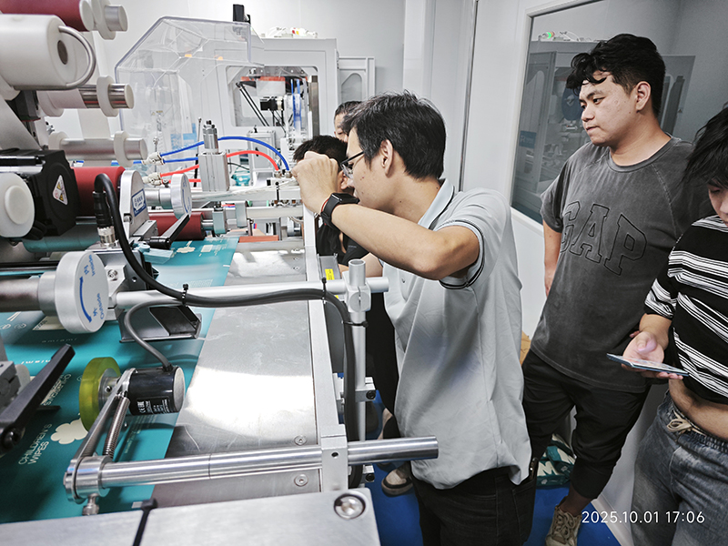 12道全自動(dòng)濕巾機(jī)